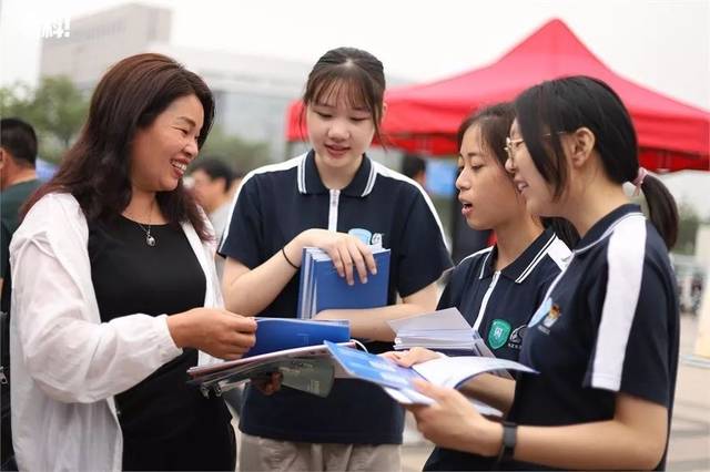 中職招生咨詢會現(xiàn)場火爆 升學就業(yè)雙軌并行，職業(yè)教育前景廣闊
